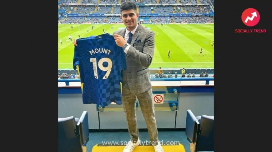 Shubman Gill Poses With Mason Mount's Jersey After Chelsea Star Net's Hat-Trick Against Norwich City