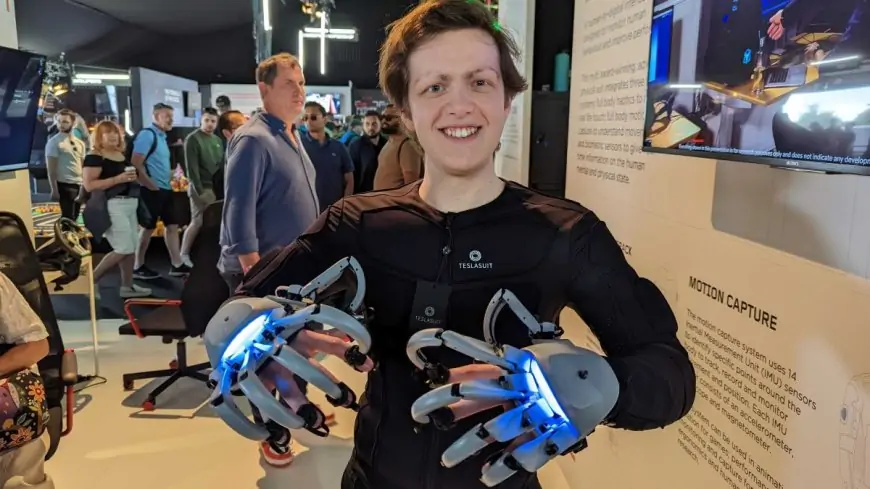 I let another person management my palms utilizing gloves designed for VR headsets